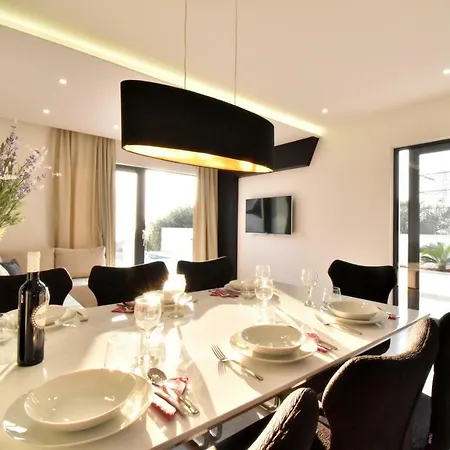 Villa Zoran - *